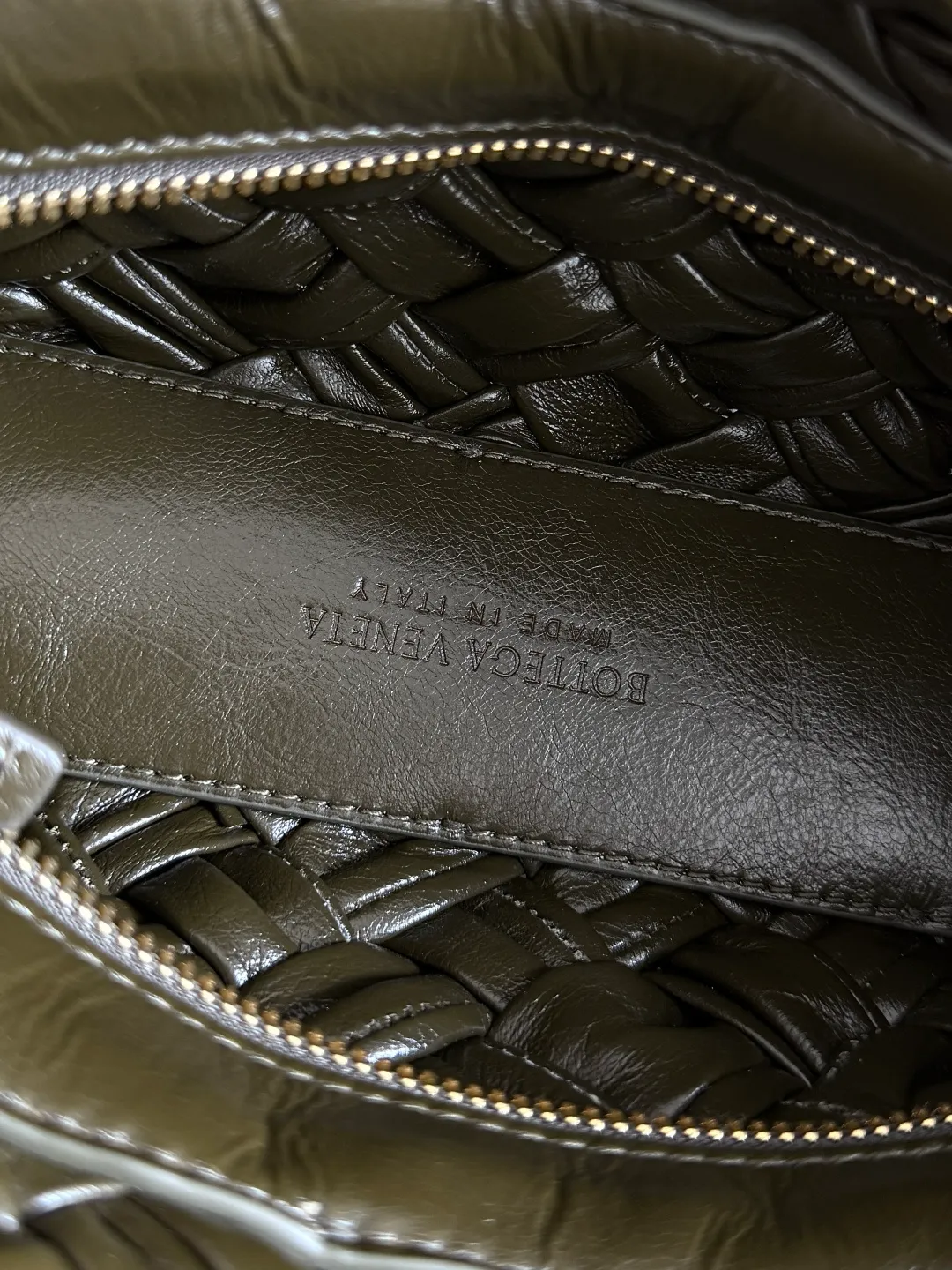 Batch 2560 BottegaVeneta's latest Kalimero cha cha fashionable chacha woven handbag, a solid product! This is really not easy to make. The oil-waxed cowhide used requires craftsmen with more than 10 years of experience to produce the effect. The hand-knitting process is very difficult and time-consuming. It is a very heavy-duty product. It has a unique texture and is worth buying. The length of the shoulder straps is also perfectly adjustable. Style number: 785780 Size: 28.5*15*6cm